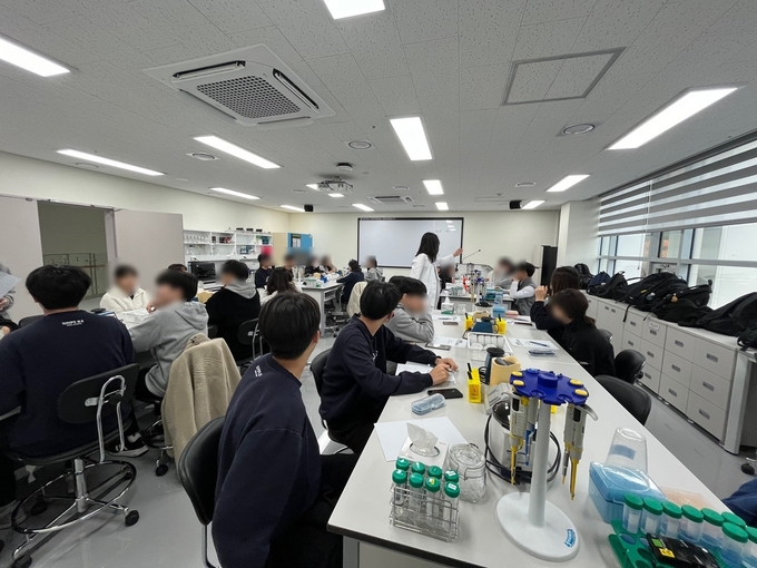 경기도형 과학중점학교 김포고등학교 학생 30여명이 서울대를 방문 사이언스 트립을 실시하고 있다. (사진=김포교육지원청 제공) 
