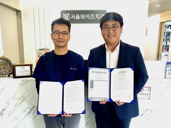 협약식에 참석한 황성규 인천경기기자협회장(오른쪽)과 김용희 서울와이즈치과의원 대표원장이 기념촬영을 하고 있다. (사진=인천경기기자협회 제공)