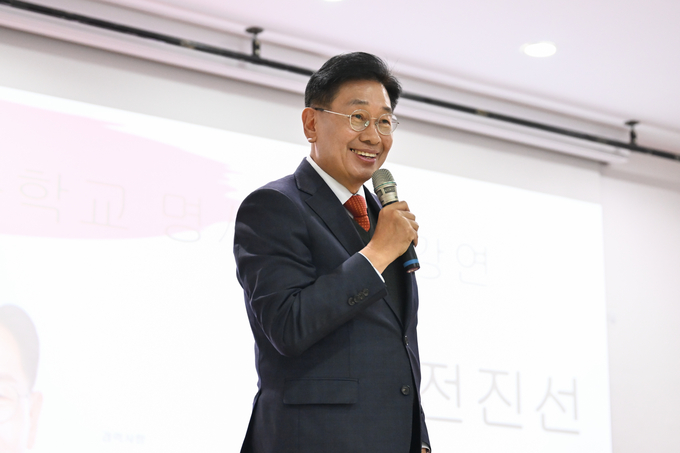 전진선 양평군수가 지난18일 양서고등학교 종합교육관에서 양서고등학교 3학년 학생200여 명을 대상으로 "준비하는 사람이 기회를 얻을수 있다"를 주제로 특강을 진행했다. (사진=양평군 제공)