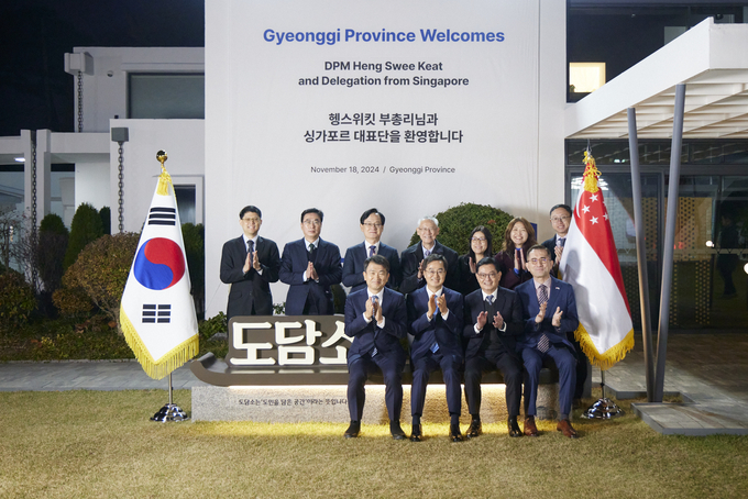 김동연(앞줄 왼쪽 2번째) 경기도지사와 헹 스위 킷(앞줄 왼쪽 3번째) 싱가포르 부총리 등이 18일 도담소에서 만나 기념촬영을 하고 있다. (사진=경기도 제공)