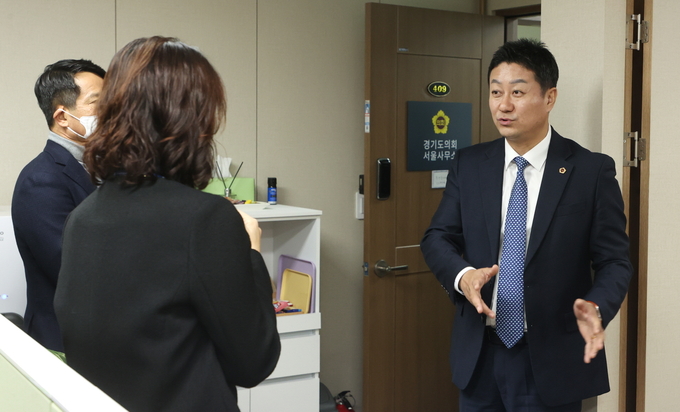 김진경(오른쪽) 경기도의회 의장이 19일 경기도의회 서울사무소에서 직원들과 사무소 운영 현황을 점검하고 있다. (사진=경기도의회 제공)