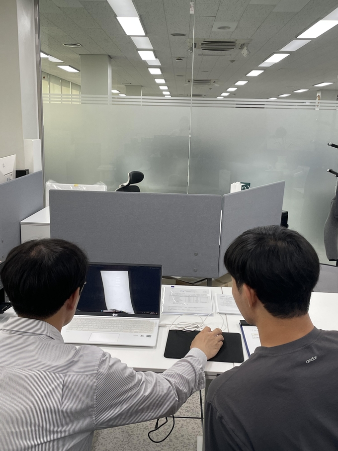 전자추첨 프로그램을 통해 평가위원을 뽑고 있는 모습. ( 사진 = iH 제공 )