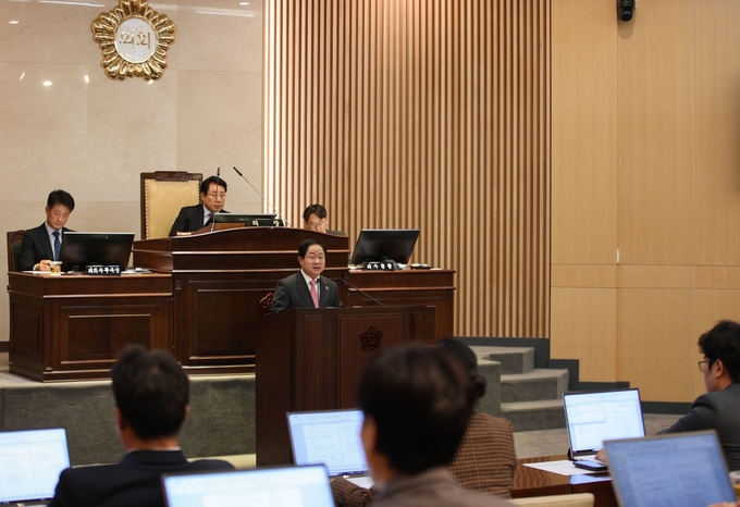 주광덕 남양주시장이 시의회 의원들에게 2025년 본예산의 주요 내용을 설명하고 있다. (사진=남양주시 제공) 
