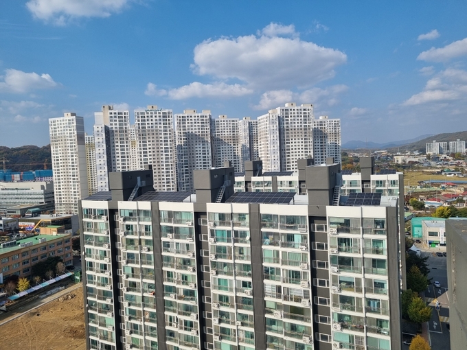 안성시 소재 아파트에 태양광 발전시설이 설치된 모습. (사진=경기도 제공)