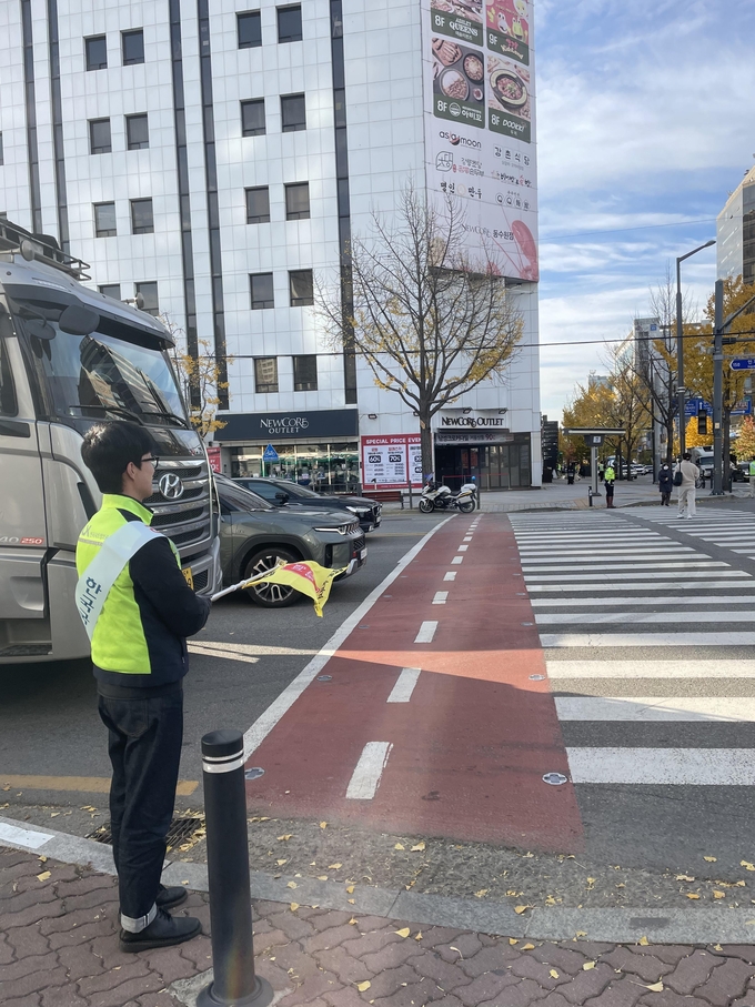 한국국토정보공사(LX) 경기남부지역본부 직원과 수원남부경찰서 관계자들이 교차로를 안전하게 건널 수 있도록 정지선을 안내해주고 있는 모습. (사진=한국국토정보공사 제공)