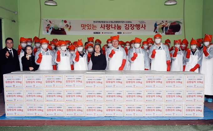 한국지역난방공사가 ‘사랑나눔 김장행사’를 통해 지역 내 소외된 어르신들에게 따뜻한 온기를 전했다. (사진=지역난방공사 제공)