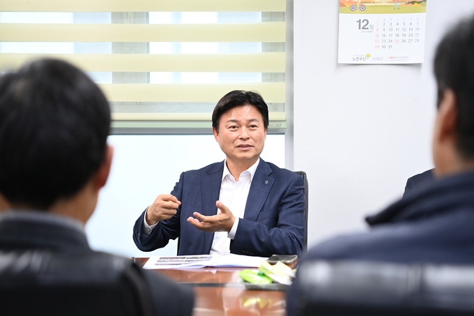 조용익 부천시장이 수퍼마켓협동조합원과 대화하고 있다. (사진=부천시 제공)