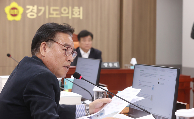 김동규(민주·안산1) 경기도의회 의회운영위원이 20일 경기도의회에서 열린 의회운영위원회의 행정사무감사에서 질의를 하고 있다. (사진=경기도의회 제공)