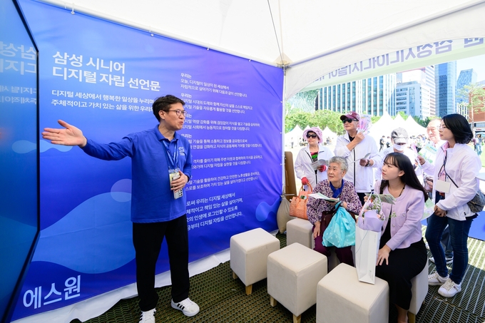 시니어들이 디지털 아카데미 체험센터에서 보이스피싱 예방 교육을 받고 있다. (사진=에스원 제공)