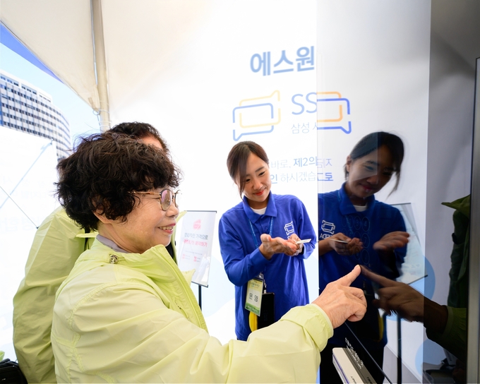 시니어들이 디지털 아카데미 체험센터에서 키오스크를 체험하고 있다. (사진=에스원 제공)