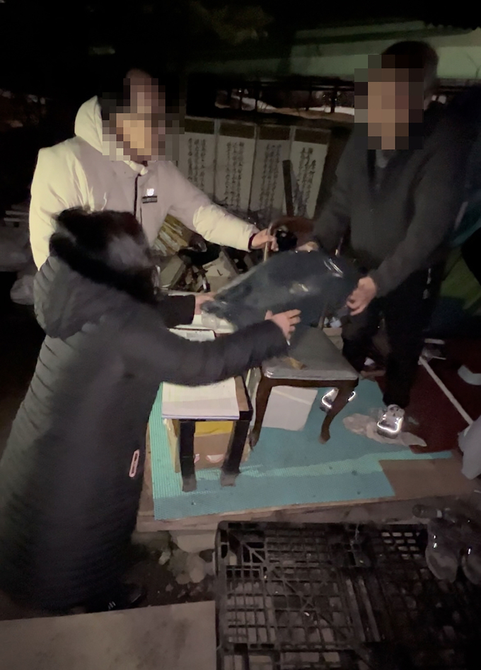 성남시 여수고가교 시청 방면 쪽에서 노숙인과 거리 상담 중인 모습. (사진=성남시 제공)