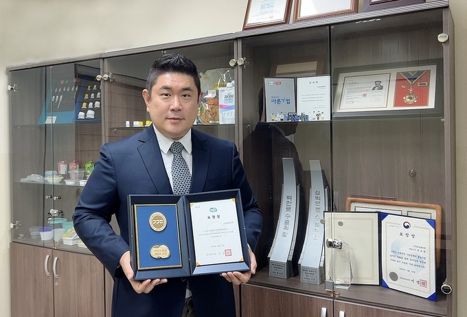 2020년 3월부터 경기도 관내 지역의 위기가정 자립에 관심을 가지고 씀씀이가 바른기업 캠페인에 참여하고 있는 권오준 ㈜중앙플라텍 대표. (사진=대한적십자사 경기도지사 제공)