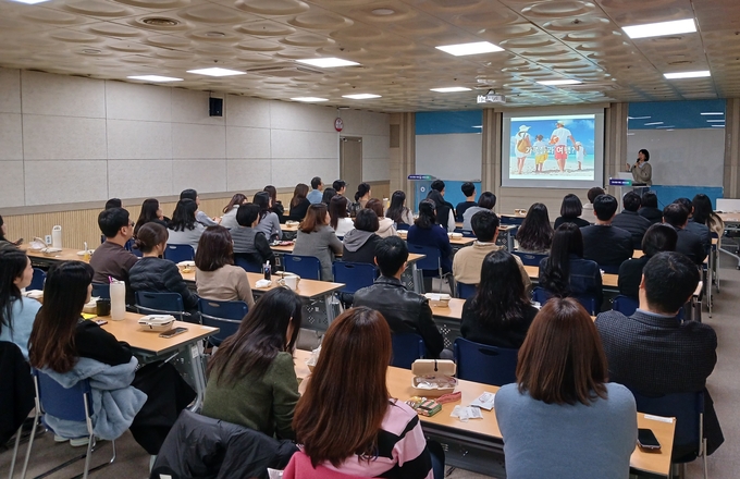 여행의 의미를 주제로 진행된 '런치 클래스’ 교육 모습. (사진=부천시 제공)