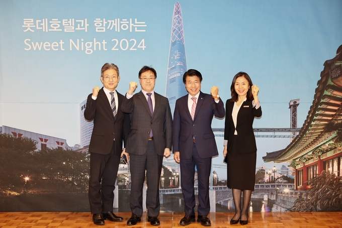 (좌측부터) 조상열 롯데호텔 월드 총지배인, 김용종 송파경찰서장, 서강석 송파구청장, 배현미 시그니엘 서울 총지배인이 ‘롯데호텔과 함께하는 스위트 나이트’ 행사에서 기념 촬영을 하고 있다. (사진=롯데호텔 제공)