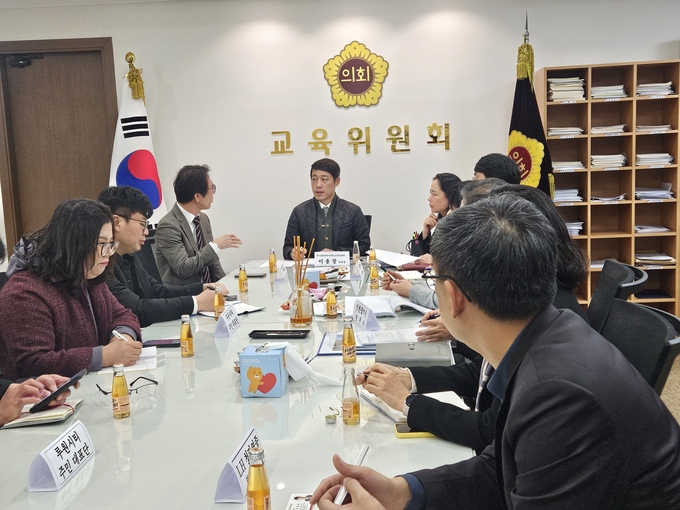 이용창 인천시의원이 루원시티 발전 방안을 위한 주민 소통 간담회를 진행하고 있다. ( 사진 = 인천시의회 제공 )