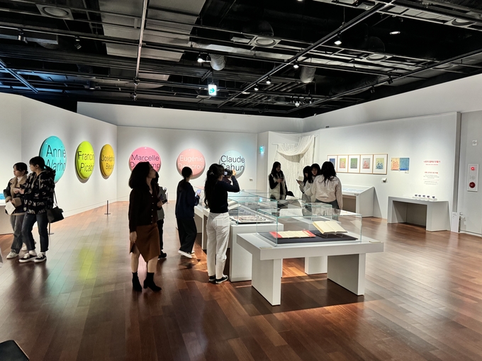 기획특별전 ‘올랭피아 오디세이’을 관람객이 관람 중인 모습. ( 사진 = 국립세계문자박물관 제공 )