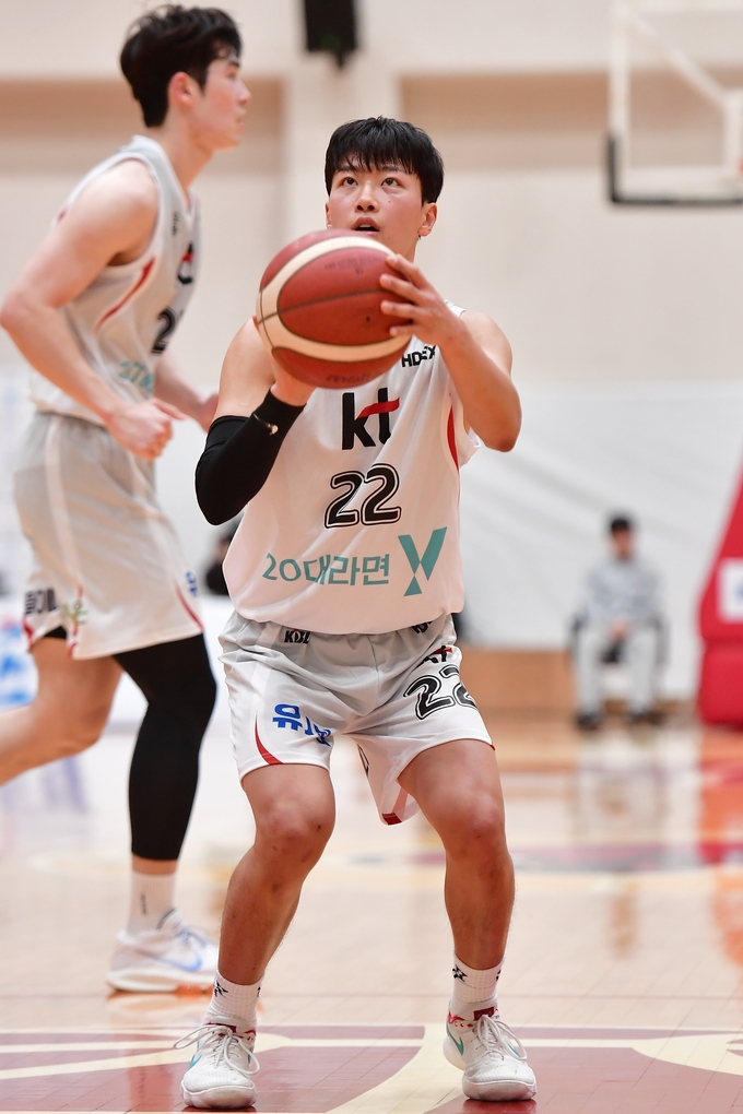 21일 이천 LG 챔피언스파크에서 열린 2024~2025 KBL D리그 수원 kt소닉붐과 서울 삼성 썬더스의 개막전에서 2024 신인드래프트 당시 1라운드 9순위로 지명된 kt 조환희가 자유투를 준비하고 있다. (사진=KBL 제공)