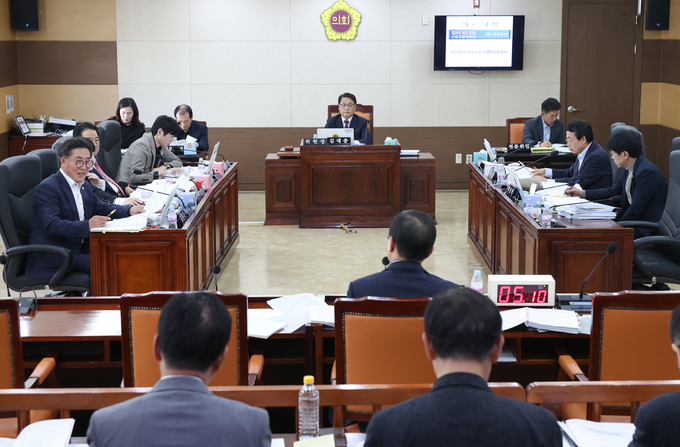  인천시의회 건설교통위원회가 지난 15일 2024년 인천도시공사 소관 업무에 대한 행정사무감사를 실시하고 있다. ( 사진 = 인천시의회 제공 )