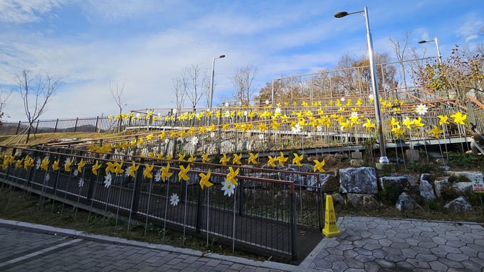 지난 19일 인천시교육청난정평화교육원 내 평화정원에 ‘노랑드레 언덕’을 이전 설치했다. ( 사진 = 인천난정평화교육원 제공 )