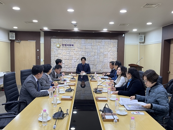안양시의회 총무경제위원회가 시의회 민원상담실에서 안양시주민자치협의회 임원진과 간담회를 하고 있다. (사진=안양시의회 제공)