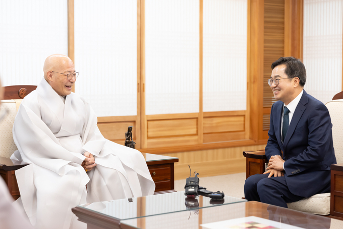 21일 김동연 경기도지사와 대한불교조계종 총무원장 진우스님이 면담하고 있다. (사진=경기도 제공)