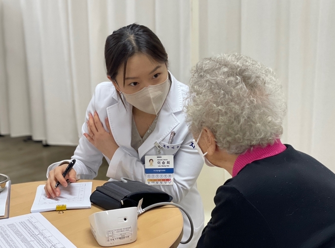 한솔종합사회복지관에서 어르신의 건강 상태를 점검하고 있는 분당자생병원 의료진. (사진=분당자생병원 제공)