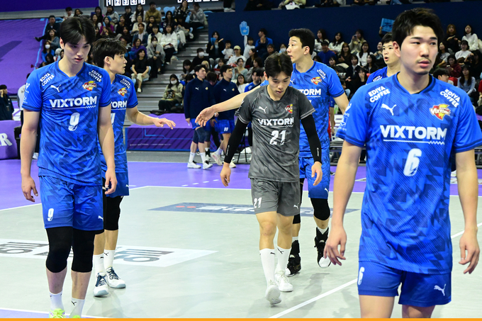 21일 수원체육관에서 열린 도드람 2024~2025 V리그 남자부 2라운드 인천 대한항공과의 방문 경기에서 수원 한국전력 선수들이 좌절한 채 경기장을 빠져나가고 있다. (사진=한국프로배구연맹 제공)