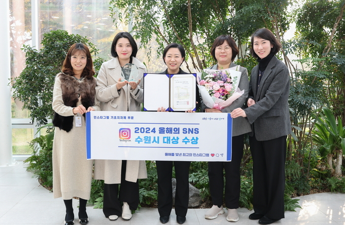 수원시 홍보기획관 관계자들이 수상 기념 촬영을 하고 있다. (사진=수원시 제공)