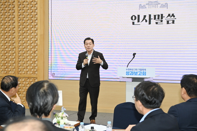 22일 시청 중회의실에서 열린 '수원화성 3대 가을축제 성과보고회'에서 이재준 수원시장이 발언하고 있다. (사진=수원시 제공)