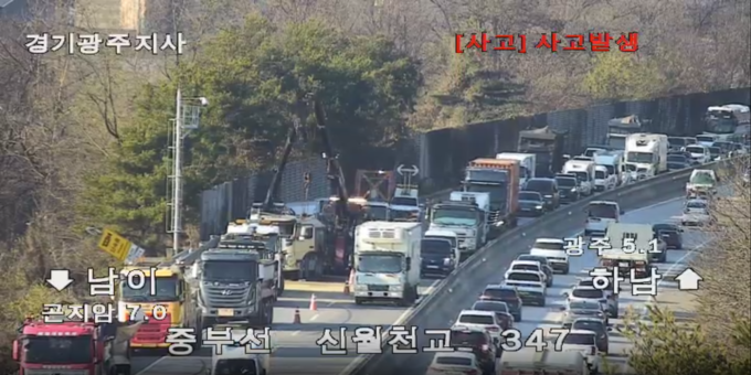  22일 중부고속도로 하행선 신월천교에서 화물차 간 추돌사고로 교통정체가 발생한 모습. (사진=인터넷 누리집 갈무리)