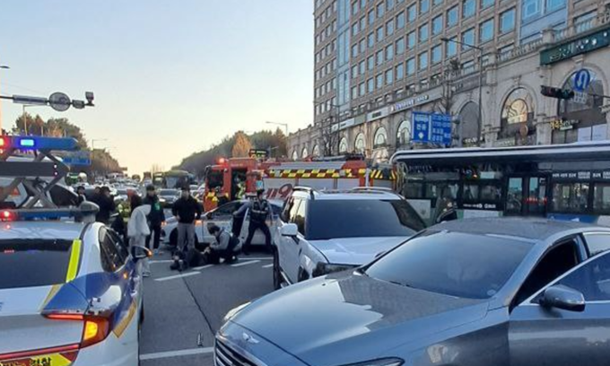  22일 오후 4시쯤 성남시 분당구 구미동 미금역 사거리에서 횡단보도로 차량이 돌진하는 사고가 난 모습. (사진=경기도소방재난본부 제공)