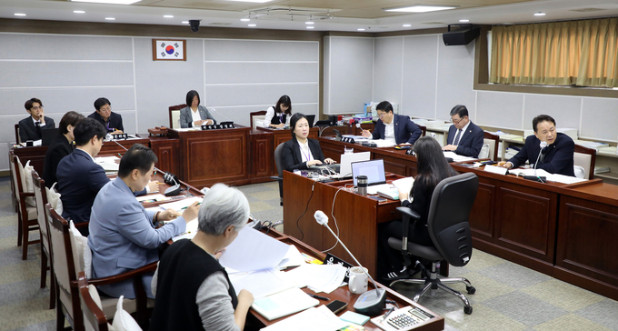 수원시의회 기획경제위원회가 제388회 정례회 행정사무감사를 진행하고 있다. (사진=수원시의회 제공)
