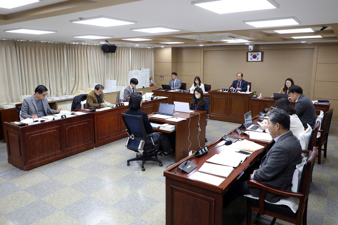 수원시의회 도시미래위원회가 제388회 정례회 행정사무감사를 진행하고 있다. (사진=수원시의회 제공)