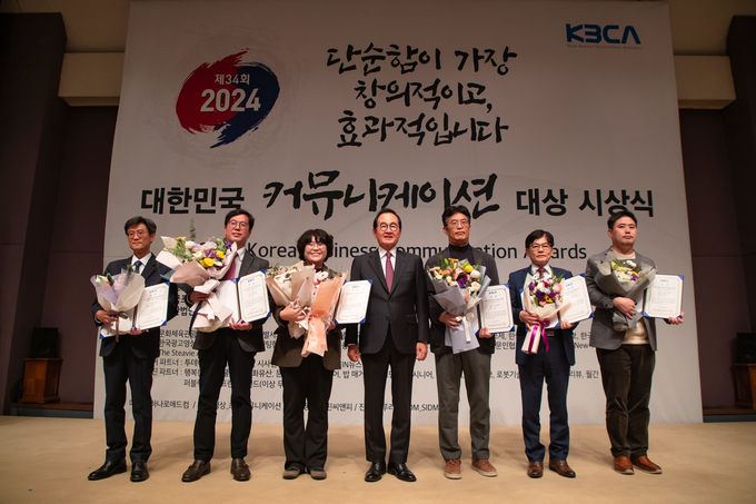 남양주시 박선영(왼쪽 세 번째) 홍보담당관이 시정소식지 「THE 남양주」 기획대상을 받고 기념촬영을 하고 있다. (사진=남양주시 제공)