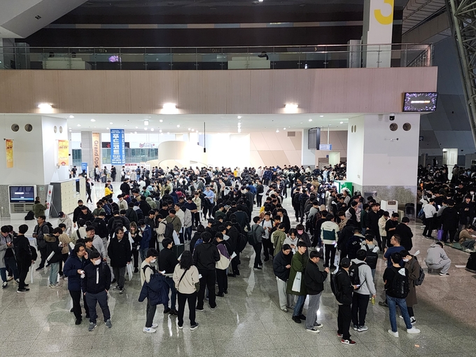 22일 킨텍스 제2전시장 앞에서 관객들이 행사 재개를 기다리고 있다. (사진=이효정 기자)