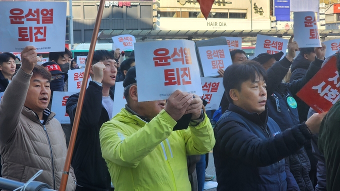  23일 수원역 앞에서 진행된 경기시국대회 집회에서 참가자들이 피켓을 들고 목소리를 높이고 있다. (사진=박진석 기자)