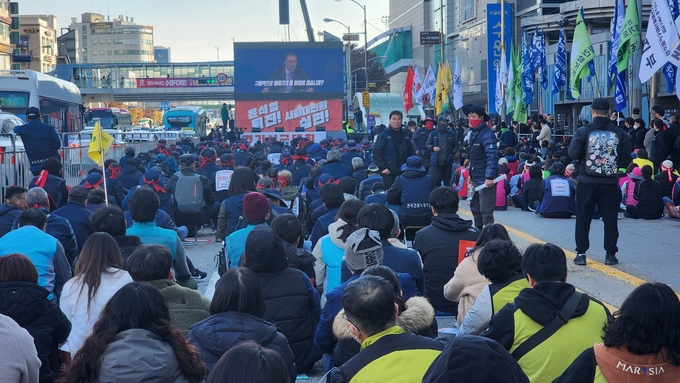  23일 수원역 앞에서 경기시국대회 집회가 개최된 모습. (사진=박진석 기자)