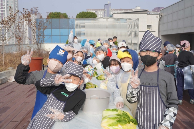 이음학교 학생들이 김장을 하고 있다. (사진=이음학교 제공)