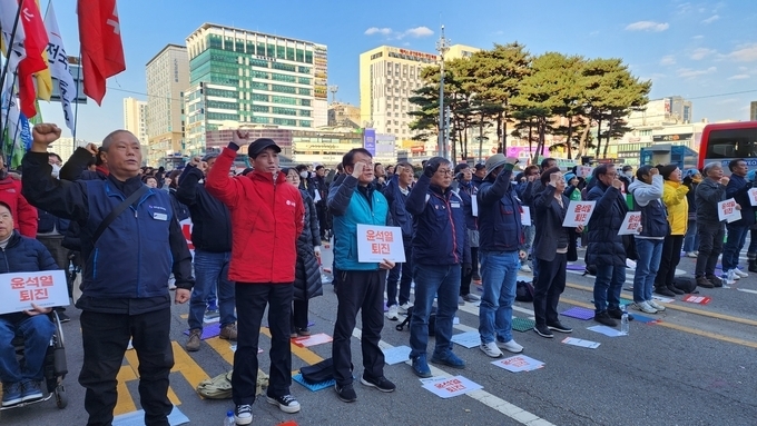 23일 수원역 앞에서 진행된 경기시국대회 집회에서 참여자들이 구호를 외치고 있다. (사진=박진석 기자)
