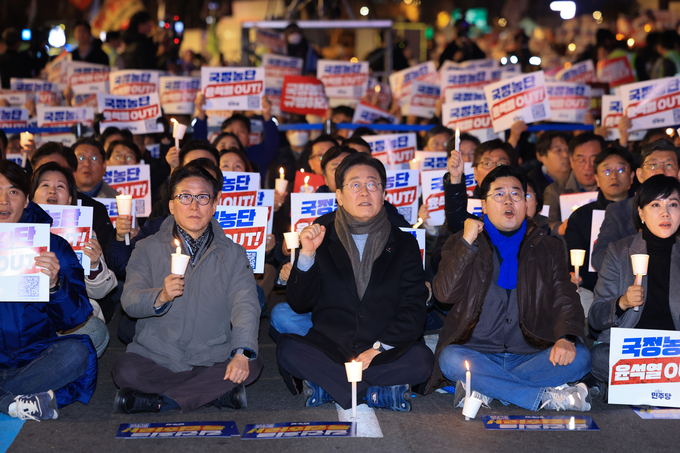  더불어민주당 이재명 대표(가운데), 박찬대 원내대표, 김민석 최고위원 등이 23일 오후 서울 종로구 광화문 북측광장 인근에서 더불어민주당 주최로 열린 '김건희·윤석열 국정농단 규탄·특검 촉구 제4차 국민행동의 날' 장외집회에서 구호를 외치고 있다. (사진=연합뉴스)