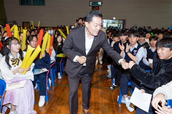이재준 수원시장,동원고·동우여고1학년 학생들과 인사를 나누고 있다. (사진=수원시 제공)