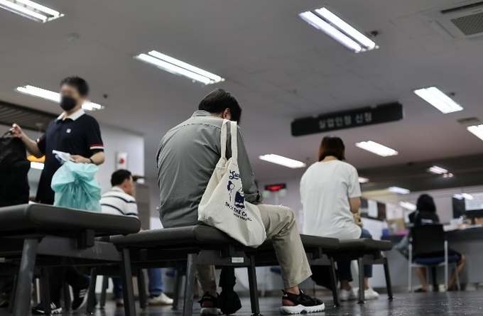 실업급여 신청을 위해 대기하는 구직자들 모습. (사진=연합뉴스 제공)