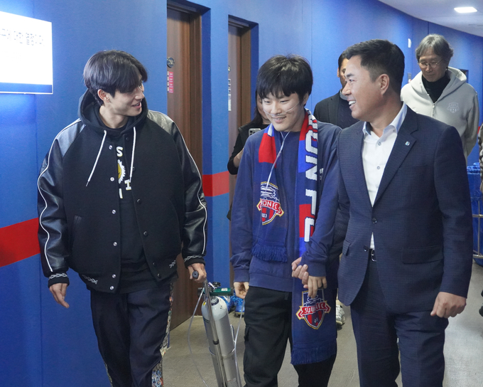 지난 21일 수원FC 선수단 시설을 함께 걷는 정승원 선수와 임성준 씨, 우삼명 IBK기업은행 지점장의 모습. (사진=수원FC 제공)