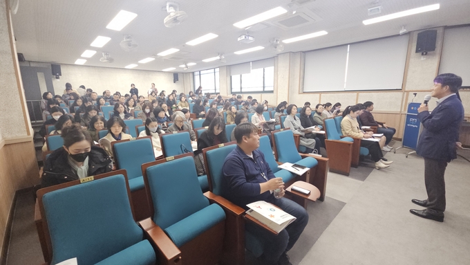 이병준 안양시인재육성재단 대표가 경기게임아이스터고 시청각실에서 열린 '2025년 교육지원사업 설명회'에 참석해 인사말을 하고 있다.(사진=안양시인재육성재단 제공)