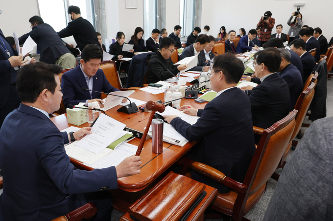 22일 오전 국회에서 열린 예산결산특별위원회의 예산안 등 조정소위원회의에서 더불어민주당 소속 박정 소위원장이 의사봉을 두드리고 있다. (사진=연합뉴스)