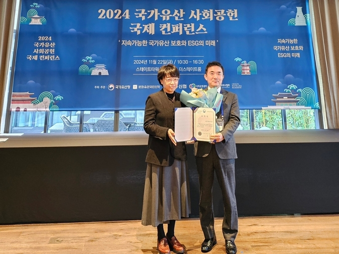 지난 22일 서울 스테이트 타워에서 열린 ‘2024 국가유산 사회공헌 국제 컨퍼런스’에서 국가유산청 및 경기주택도시공사(GH) 관계자들이 기념촬영을 하고 있다. (사진=GH 제공)