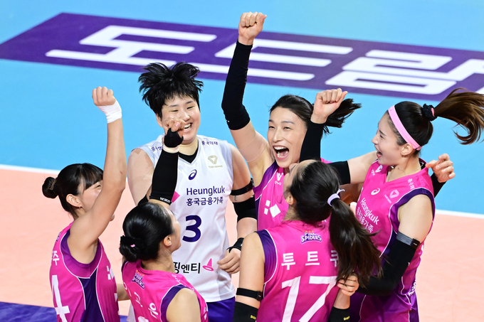 24일 인천삼산월드체육관에서 열린 도드람 2024~2025 V리그 여자부 2라운드 수원 현대건설과의 홈경기에서 인천 흥국생명 선수들이 승리한 뒤 환호하고 있다. (사진=한국배구연맹 제공)