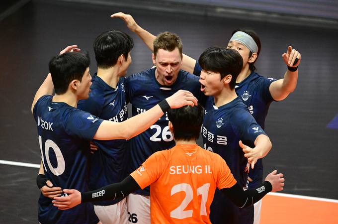 24일 안산상록수체육관에서 열린 도드람 2024~2025 V리그 남자부 2라운드 OK저축은행과의 방문경기에서 대한항공 선수들이 승리 후 기뻐하고 있다. (사진=한국배구연맹 제공)