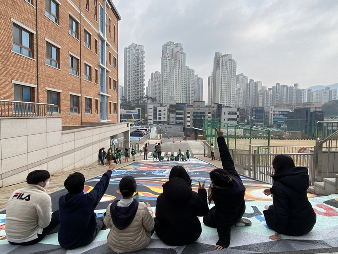샘물중고등학교 학생들이 융합수업에 참여하고 있다. (사진=샘물중고등학교 제공)