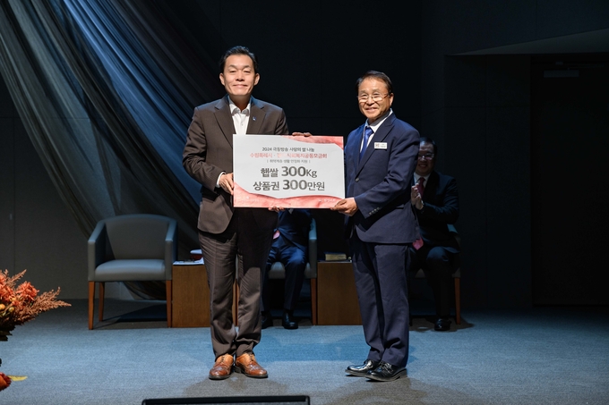 이재준 수원시장(왼쪽)과 이춘규 원천안디옥교회 장로가 기념 촬영을 하고 있다. (사진=수원시 제공) 